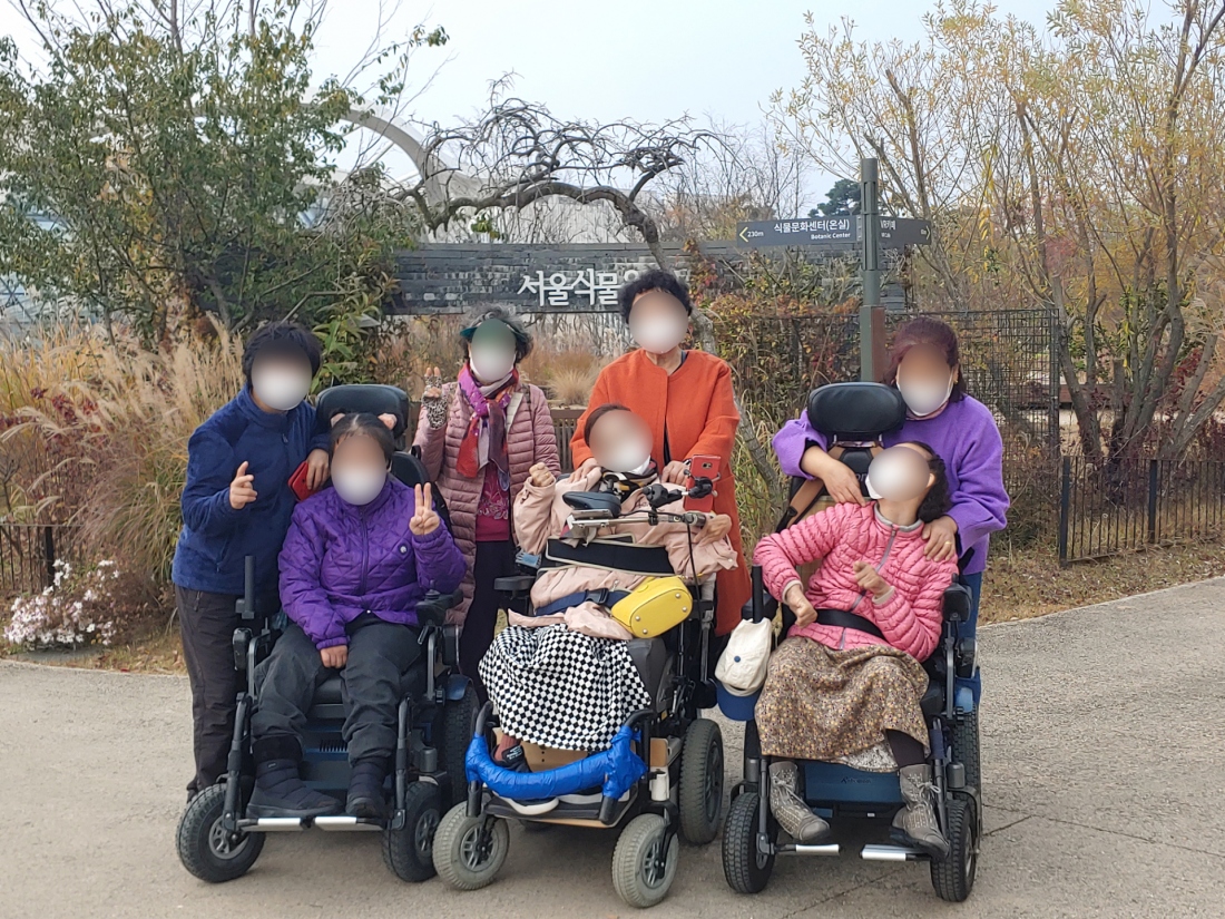 서울식물원에서 나들이를 즐기고있는 이용고객분들의 모습